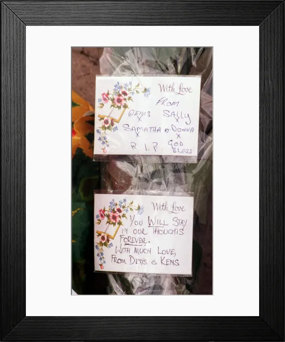 Framed Print : Messages of sympathy following the death of Princess Diana outside Buckingham Palace