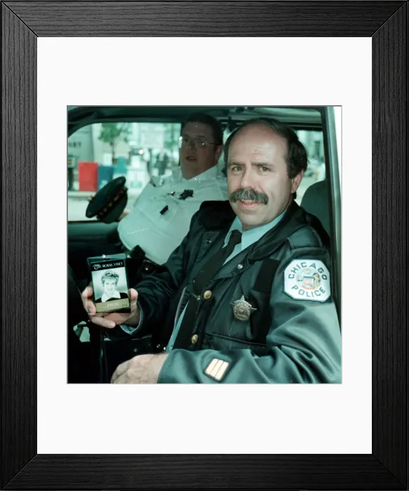 Framed Print : CHICAGO POLICEMAN SHOWS HIS PRINCESS DIANA PASS FOR THE STATE VISIT 1996 Framed Print : CHICAGO POLICEMAN SHOWS HIS PRINCESS DIANA PASS FOR THE STATE VISIT 1996
