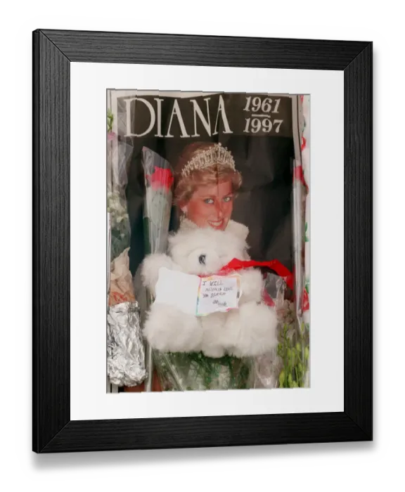 Framed Print : Messages of sympathy following the death of Princess Diana outside Buckingham Palace