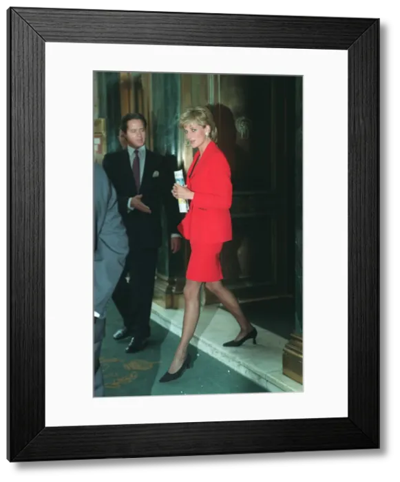 Framed Print : PRINCESS DIANA WEARING A RED SUIT, BLACK TIGHTS AND SHOES AT THE CAFE ROYAL - 27 / 09 / 1995 Framed Print : PRINCESS DIANA WEARING A RED SUIT, BLACK TIGHTS AND SHOES AT THE CAFE ROYAL - 27 / 09 / 1995