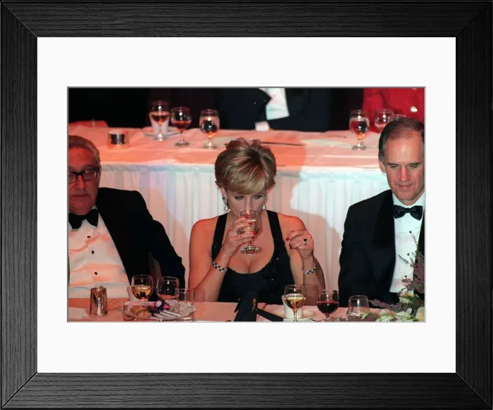 Framed Print : PRINCESS DIANA ALONGSIDE HENRY KISSINGER AT A HUMANITARIAN AWARDS DINNER IN NEW YORK - 14 Framed Print : PRINCESS DIANA ALONGSIDE HENRY KISSINGER AT A HUMANITARIAN AWARDS DINNER IN NEW YORK - 14