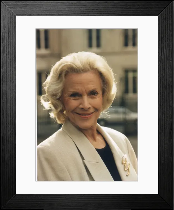 Framed Print : HONOR BLACKMAN ACTRESS H / s SMILING - FEB 1996 Framed Print : HONOR BLACKMAN ACTRESS H / s SMILING - FEB 1996