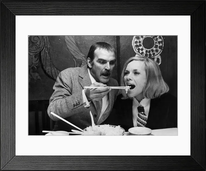 Framed Print : Honor Blackman and Stanley Baker eating food with chopsticks in Chinese restaurant Framed Print : Honor Blackman and Stanley Baker eating food with chopsticks in Chinese restaurant