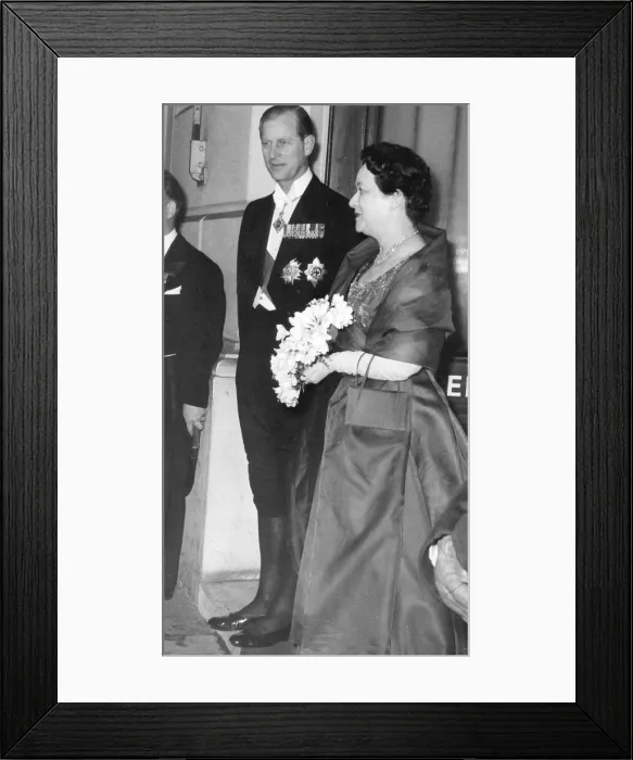 Framed Print : The Duke of Edinburgh at a formal State Dinner with Madame de Gaulle - April 1960 Framed Print : The Duke of Edinburgh at a formal State Dinner with Madame de Gaulle - April 1960