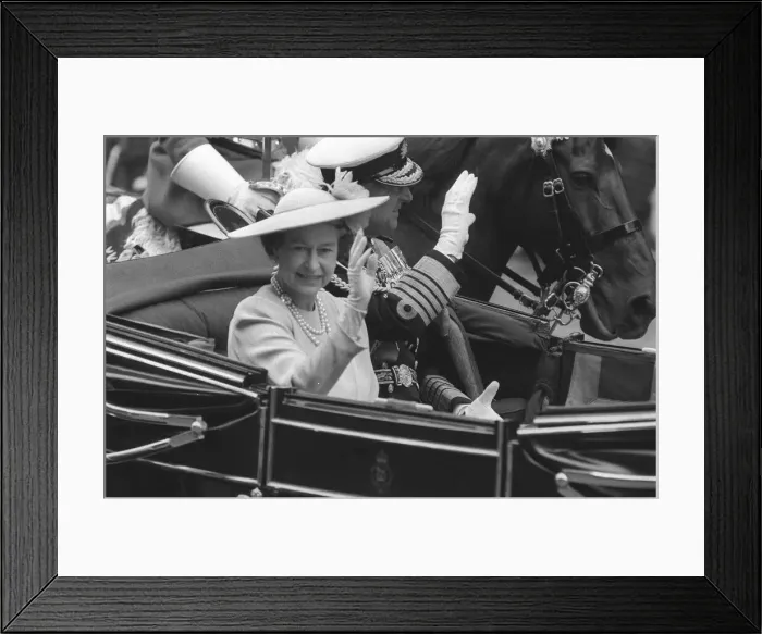 Framed Print : THE QUEEN AND PRINCE PHILIP ON ROUTE TO THE ROYAL WEDDING OF THE DUKE AND DUCHESS OF YORK Framed Print : THE QUEEN AND PRINCE PHILIP ON ROUTE TO THE ROYAL WEDDING OF THE DUKE AND DUCHESS OF YORK