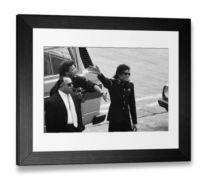 Framed Print : Michael Jackson in England with his manager, Frank Dileo - 12 / 7 / 1988 Framed Print : Michael Jackson in England with his manager, Frank Dileo - 12 / 7 / 1988