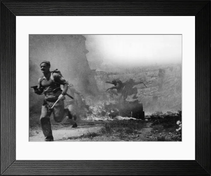 Framed Print : COMMANDO TRAINING ON MALTA BEFORE THE OFFENSIVE. In a bombed eighteenth century Framed Print : COMMANDO TRAINING ON MALTA BEFORE THE OFFENSIVE. In a bombed eighteenth century