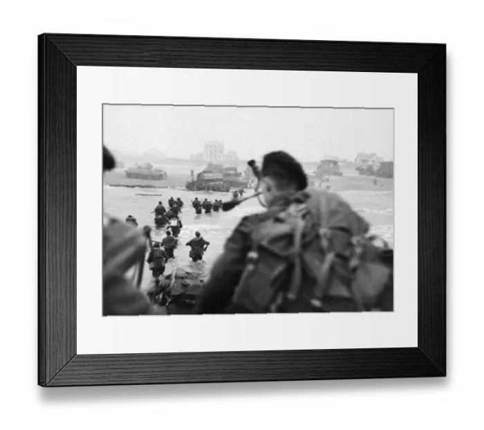 Framed Print : Commandos of 1st Special Service Brigade led by Brigadier Lord Lovat (in the water