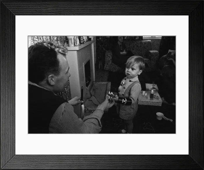 Framed Print : The Hammond family, from Hartlepool, County Durham, who will be spending Christmas Framed Print : The Hammond family, from Hartlepool, County Durham, who will be spending Christmas