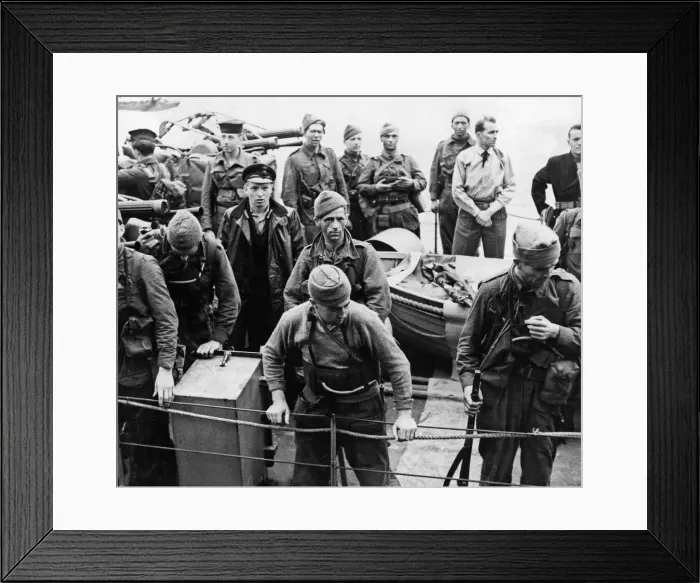 Framed Print : Combined Operations raid on Dieppe on 19th August 1942. Canadian and U. K