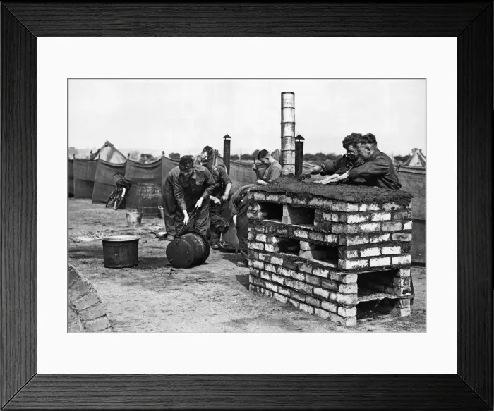 Framed Print : Soldiers at a camp in the Midlands learn the art of erecting