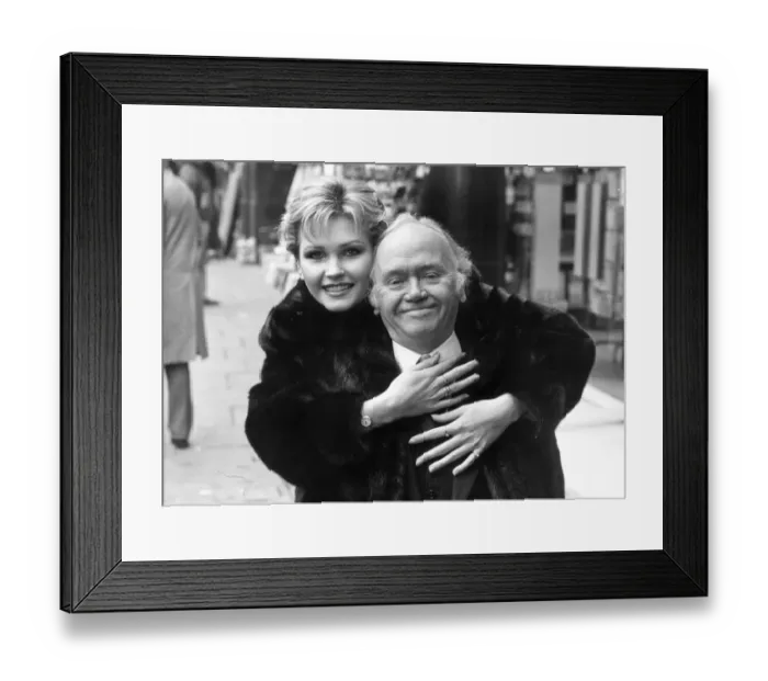 Framed Print : CHARLIE DRAKE AND FIONA FULLERTON OUTSIDE THE DOMINION THEATRE Framed Print : CHARLIE DRAKE AND FIONA FULLERTON OUTSIDE THE DOMINION THEATRE