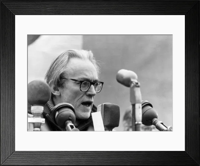 Framed Print : MICHAEL FOOT AT ANTI-NUCLEAR MEETING IN TRAFALGAR SQUARE, LONDON - MARCH 1964 Framed Print : MICHAEL FOOT AT ANTI-NUCLEAR MEETING IN TRAFALGAR SQUARE, LONDON - MARCH 1964