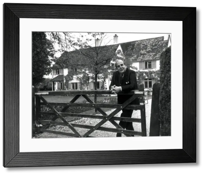 Framed Print : ROBERT MORLEY, ACTOR, OUTSIDE HIS HOME - 19TH OCTOBER 1964 Framed Print : ROBERT MORLEY, ACTOR, OUTSIDE HIS HOME - 19TH OCTOBER 1964