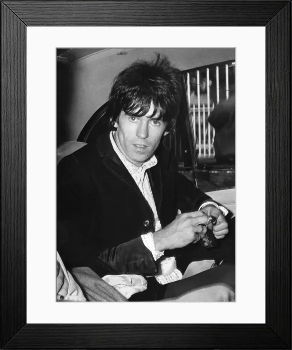 Framed Print : THE ROLLING STONES ARCHIVE Keith Richards sitting in rear of taxi cab - July 1967