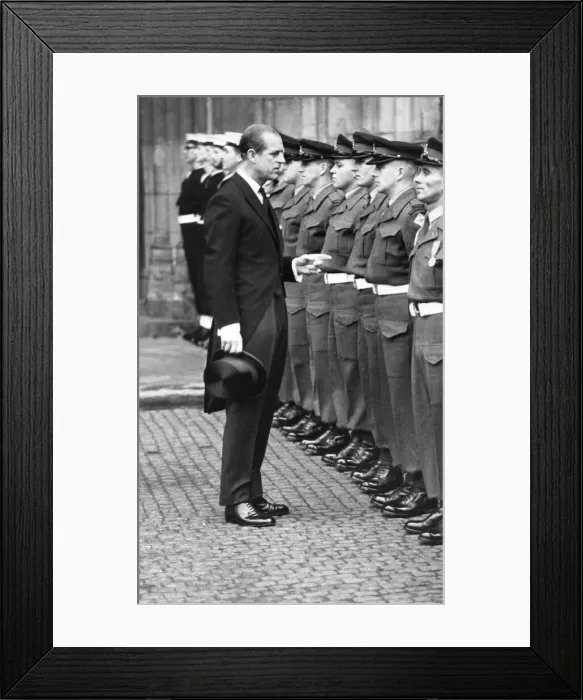 Framed Print : DUKE OF EDINBURGH, PRINCE PHILIP ARCHIVE - Duke of Edinburgh talking with soldiers Framed Print : DUKE OF EDINBURGH, PRINCE PHILIP ARCHIVE - Duke of Edinburgh talking with soldiers
