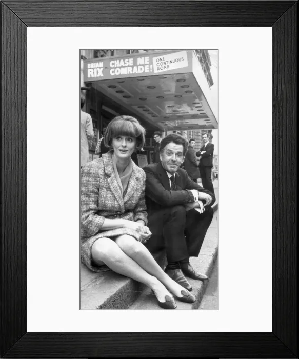 Framed Print : ELSPET GRAY AND BRIAN RIX OUTSIDE THE WHITEHALL THEATRE WHERE FOR 15 YEARS HE HAS Framed Print : ELSPET GRAY AND BRIAN RIX OUTSIDE THE WHITEHALL THEATRE WHERE FOR 15 YEARS HE HAS