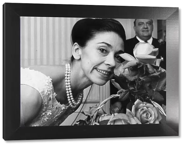 Margot Fonteyn with bouquet of roses in her dressing room - July 1964 02  /  07  /  1964