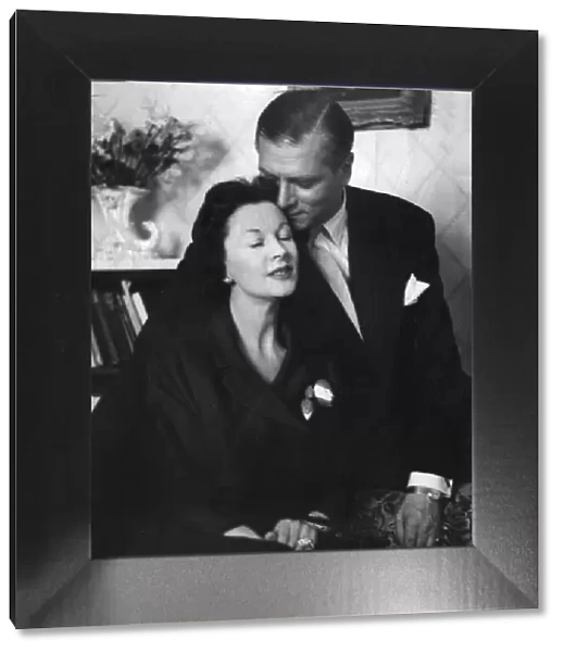 Laurence Olivier and Vivien Leigh kiss during interview at home - July 1958