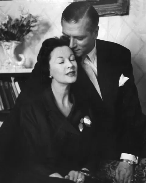 Laurence Olivier and Vivien Leigh kiss during interview at home - July 1958