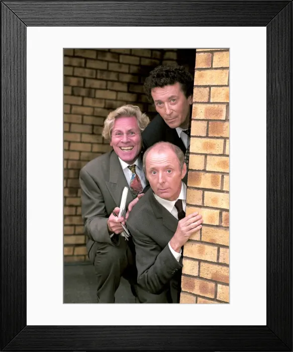 Framed Print : PAT CODD WITH JASPER CARROTT & ROBERT POWELL PEERING AROUND A WALL - 21 / 12 / 1996 Framed Print : PAT CODD WITH JASPER CARROTT & ROBERT POWELL PEERING AROUND A WALL - 21 / 12 / 1996