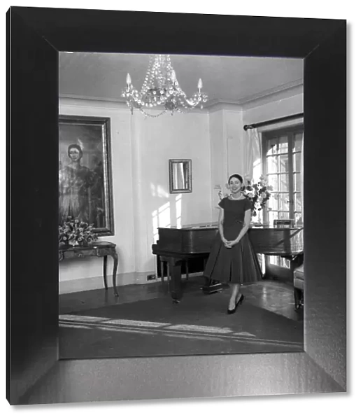 MARGOT FONTEYN AT HOME - OCTOBER 1958