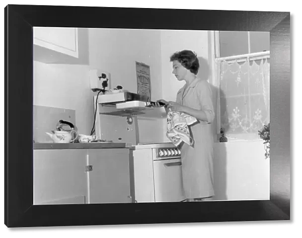 JULIE ANDREWS (ACTRESS) PICTURED IN HER KITCHEN, 1958 01  /  01  /  1958