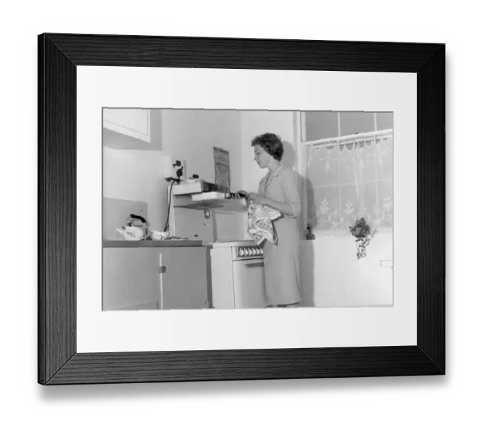 Framed Print : JULIE ANDREWS (ACTRESS) PICTURED IN HER KITCHEN, 1958 01  /  01  /  1958