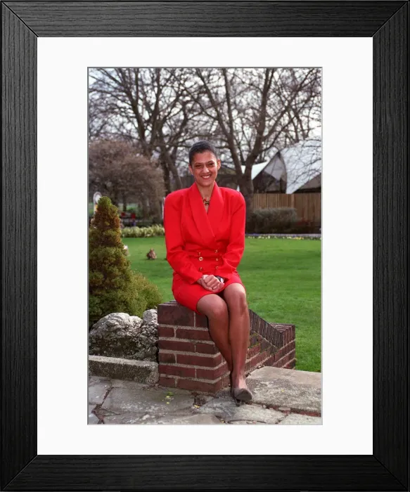 Framed Print : CATHY TYSON, ACTRESS SEATED ON WALL 18 / 03 / 1992 Framed Print : CATHY TYSON, ACTRESS SEATED ON WALL 18 / 03 / 1992