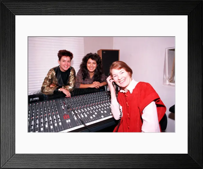 Framed Print : GLENDA JACKSON AT OVATONES STUDIO 29 / 09 / 1990 Framed Print : GLENDA JACKSON AT OVATONES STUDIO 29 / 09 / 1990
