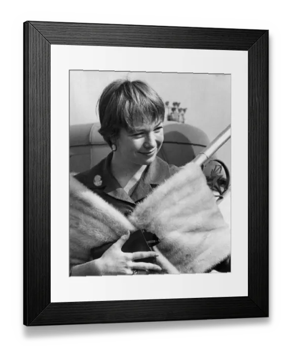 Framed Print : Shirley Maclaine wearing fur wrap at London Airport - September 1960