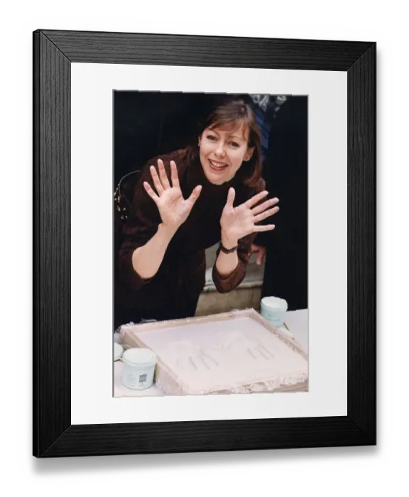 Framed Print : Jenny Agutter preserving her hand prints in cement - 27  /  02  /  1992