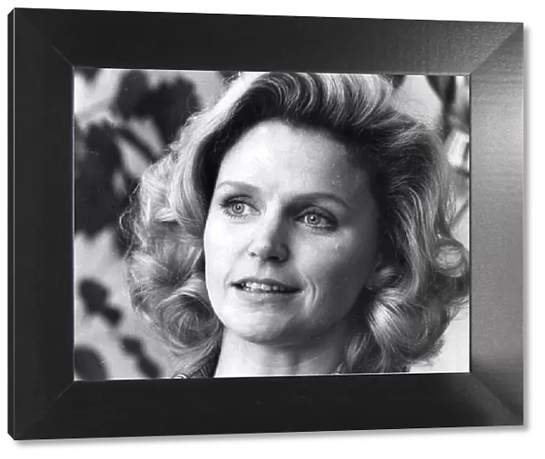 Lee Remick smiling during interview - January 1975- 22  /  01  /  1975