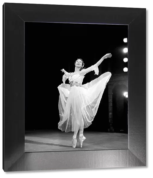 MARGOT FONTEYN - BALLET DANCER - REHEARSES FOR GALA MATINEE BALET - 24  /  11  /  1959