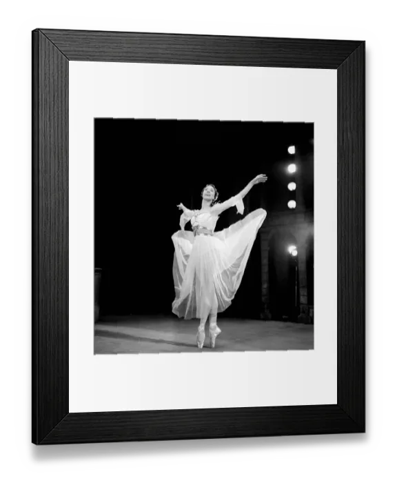 Framed Print : MARGOT FONTEYN - BALLET DANCER - REHEARSES FOR GALA MATINEE BALET - 24 / 11 / 1959 Framed Print : MARGOT FONTEYN - BALLET DANCER - REHEARSES FOR GALA MATINEE BALET - 24 / 11 / 1959