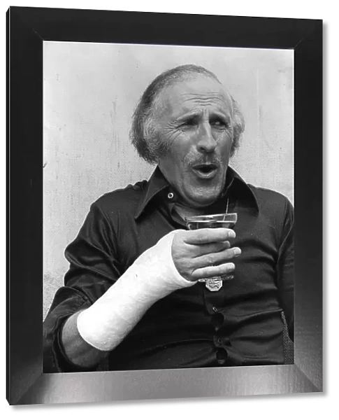 BRUCE FORSYTH DRINKING CHAMPAGNE WITH A BROKEN WRIST (09  /  01  /  1980)
