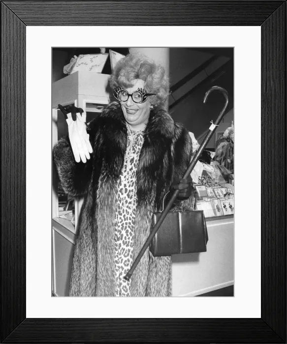 Framed Print : Barry Humphries as Dame Edna Everage outside the shop window at Selfridges Framed Print : Barry Humphries as Dame Edna Everage outside the shop window at Selfridges