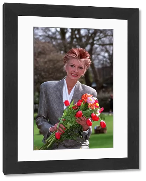 MARTI CAINE, COMEDIENNE HOLDING BOUQUET OF FLOWERS 18  /  03  /  1992
