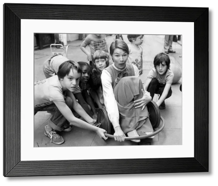 Framed Print : Glenda Jackson with children at press call - September 1980 Framed Print : Glenda Jackson with children at press call - September 1980