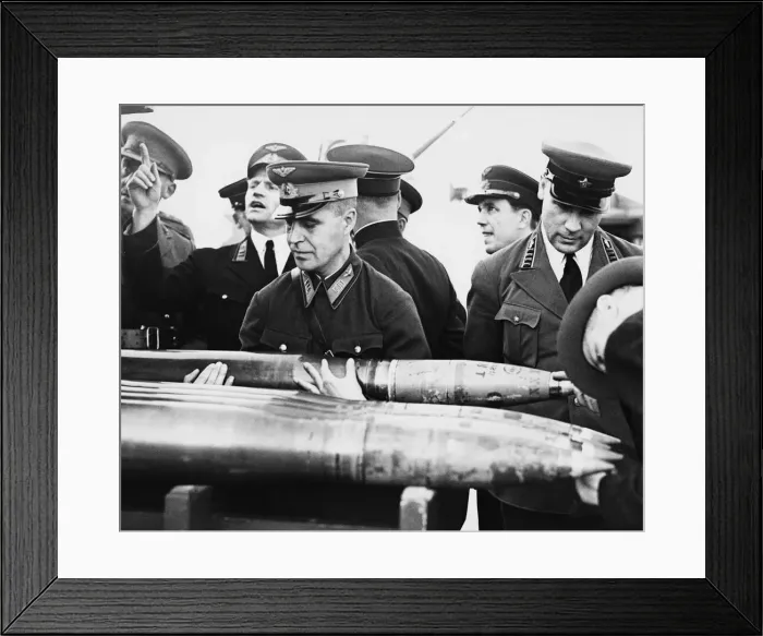 Framed Print : Russian officers inspect A. A defences. A number of Russian service officers today Framed Print : Russian officers inspect A. A defences. A number of Russian service officers today