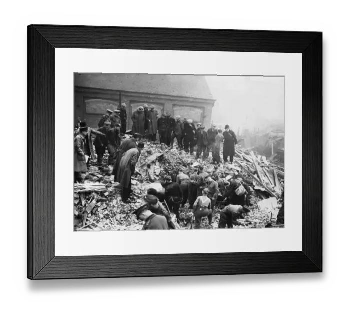 Framed Print : Fountain Road in Hull, Yorkshire, during the blitz of World War Two
