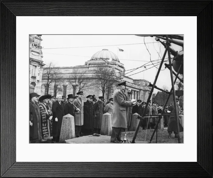 Framed Print : Lieut-Gen D. G Watson reading a message from Sir James Grigg (the war Minister Framed Print : Lieut-Gen D. G Watson reading a message from Sir James Grigg (the war Minister
