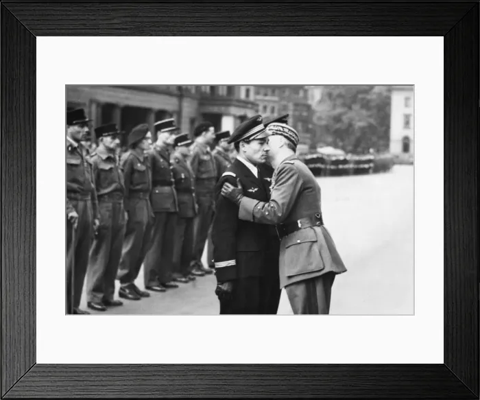 Framed Print : Free French celebrate Bastille Day in London. A kiss from general Le
