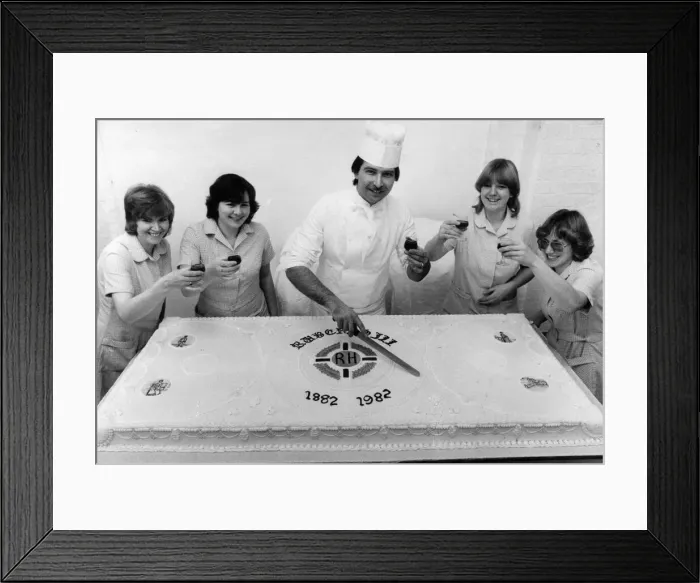 Framed Print : 20 stone cake goes under the knife at Rubery Hill Hospital, Birmingham Framed Print : 20 stone cake goes under the knife at Rubery Hill Hospital, Birmingham