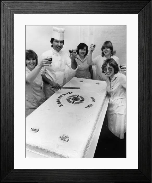 Framed Print : 20 stone cake goes under the knife at Rubery Hill Hospital, Birmingham Framed Print : 20 stone cake goes under the knife at Rubery Hill Hospital, Birmingham