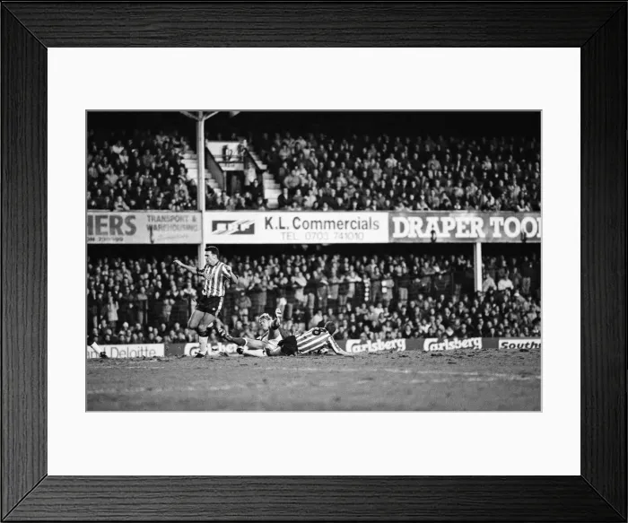Framed Print : Southampton 1-1 Liverpool, Division One match held at The Dell, Southampton Framed Print : Southampton 1-1 Liverpool, Division One match held at The Dell, Southampton