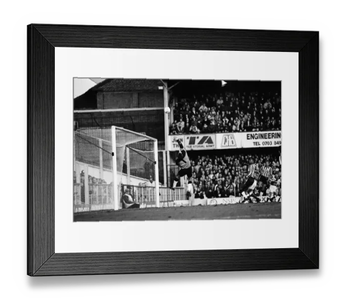 Framed Print : Southampton 1-1 Liverpool, Division One match held at The Dell, Southampton Framed Print : Southampton 1-1 Liverpool, Division One match held at The Dell, Southampton