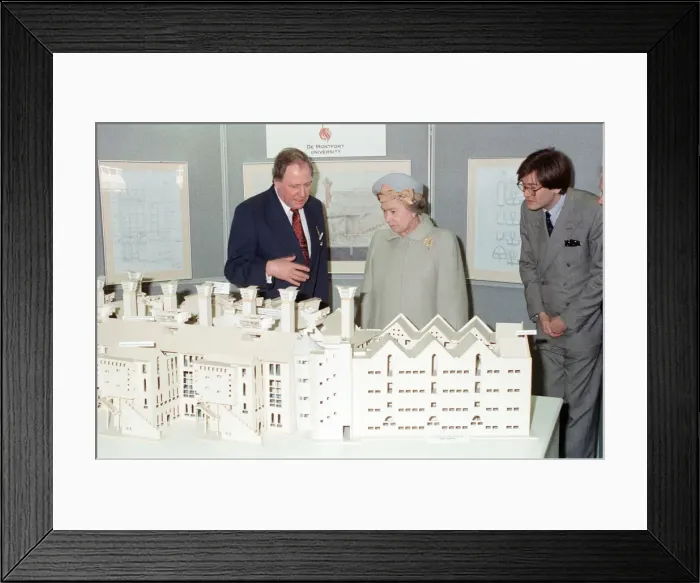Framed Print : Queen Elizabeth II visits De Montfort University, Leicester. 9th December 1993 Framed Print : Queen Elizabeth II visits De Montfort University, Leicester. 9th December 1993