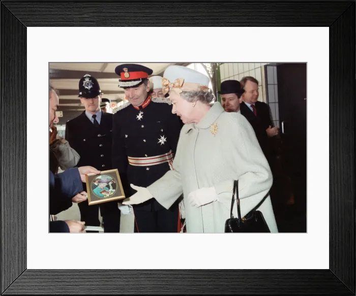 Framed Print : Queen Elizabeth II arrives at Leicester railway station. 9th December 1993