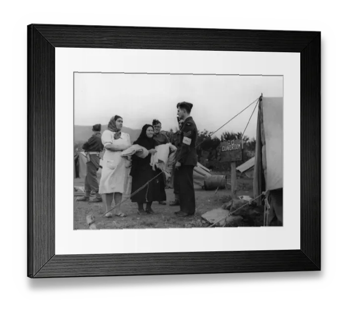 Framed Print : An RAF Sergeant interpreter discusses domestic business with Portuguese women who have
